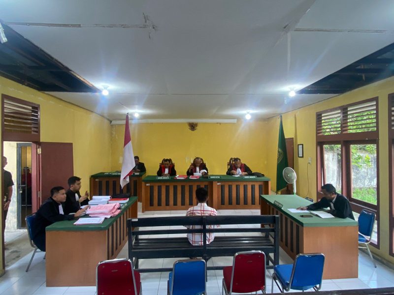 Potret salah satu terdakwa kasus asusila terhadap sembilan orang santriwati saat jalani sidang pemeriksaan. (Sumber. Ist)