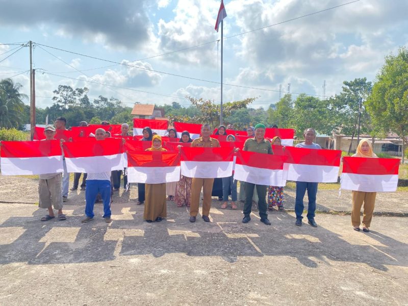 Pembagian bendera merah putih untuk memperingati HUT RI ke-79. (Sumber. Ist)
