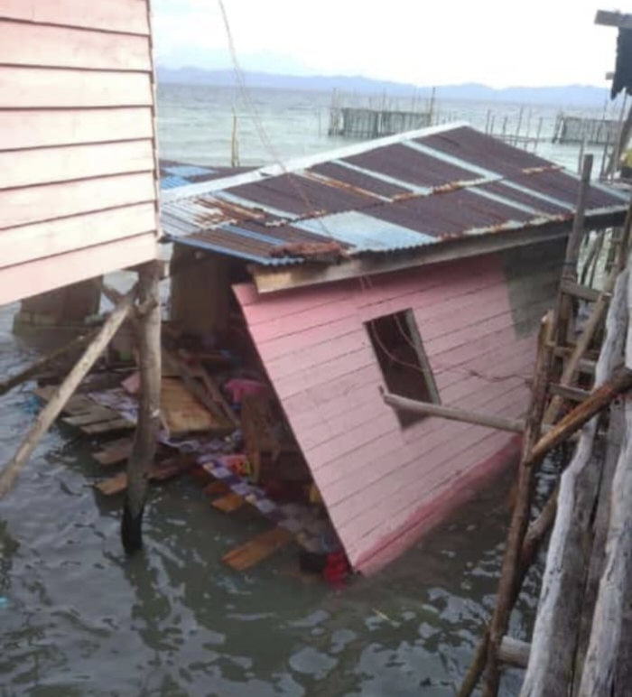 Rumah warga roboh. (Sumber. BPBD Lingga)