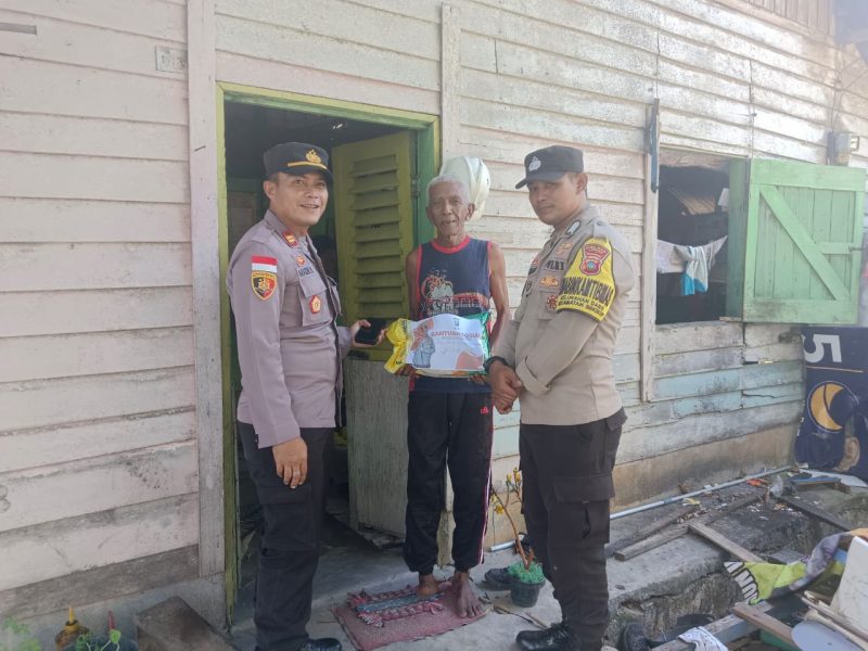 Salah satu penerima sembako dari Kapolda Kepri melalui Kapolsek Dabo. (Sumber. Ist)