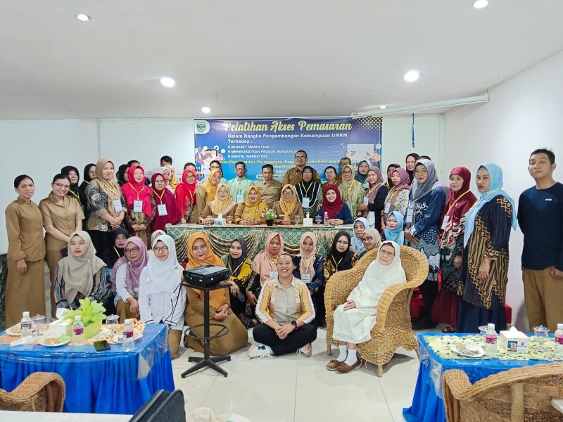 Foto bersama kegiatan Pelatihan Akses Pemasaran UMKM Disprindagkop Lingga. 
