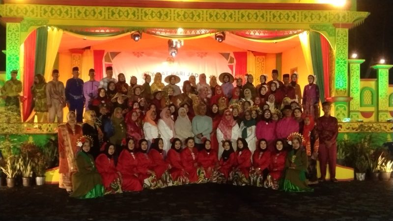 Para penari serta perwakilan dari Kecamatan Senayang. (Foto: Beritalingga/Aweng)
