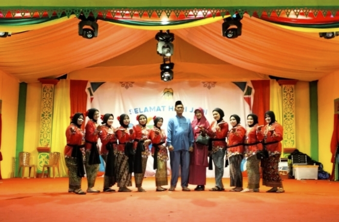 Foto bersama Camat Katang Bidare berserta para penari dari Kecamatan Katang Bidare. (Foto: Beritalingga/Aweng)