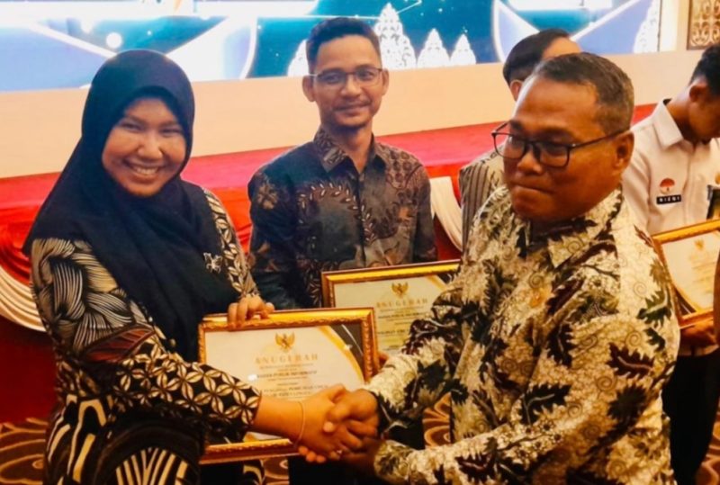 Potret Ketua Bawaslu, Fidya Asrina (Kiri) terima penghargaan dari KIP Provinsi Kepri.
