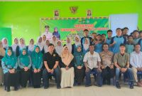 Foto bersama Camat Singkep Barat, Kapolsek Singkep Barat, dan Ketua TP-PKK Kecamatan Singkep Barat bersama para siswa SMA N 1 Singkep Barat. (Sumber. Ihan)