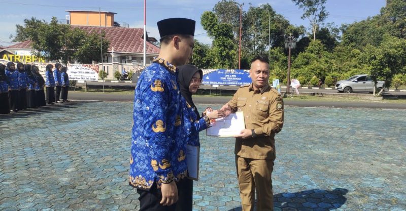 Simbolis penyerahan SK oleh Bupati Lingga. (Foto: Beritalingga/Yudiar).