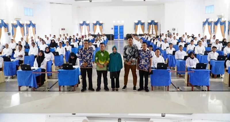 Foto bersama Bupati Lingga, Muhammad Nizar, S.Sos didampingi Istri dan Eks Kadis BKPSDM Lingga. (Foto: Beritalingga.com) 