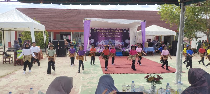 Atraksi tari kreasi siswa kelas 3 SDN 008. (Foto: Beritalingga.com)
