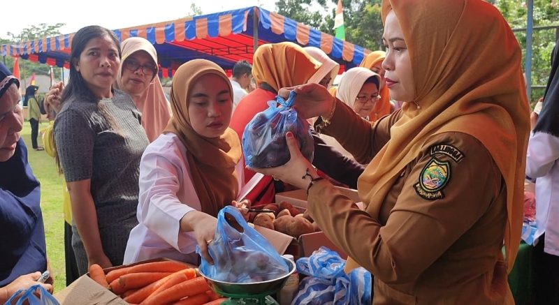 Potret Bazar Murah di Singkep Barat. (Foto: Beritalingga.com)