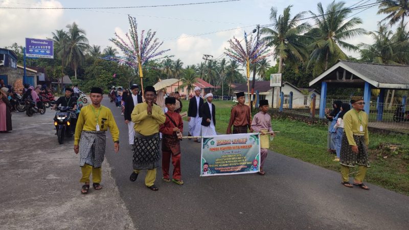 Camat Singkep Barat, Febrzial Taufik bersama peserta Pawai Ta'aruf. (Dok. Kec.Singbar)