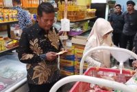 Potret Plt. Kadisprindagkop Lingga, Febrizal Taufik saat melakukan inspeksi mendadak. (Foto: Beritalingga.com)