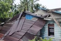 Salah satu rumah warga di Kelurahan Sungai Lumpur roboh dihantam angin puting beliung. (Foto: Beritalingga/Wandy)