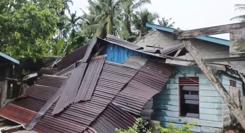 Salah satu rumah warga di Kelurahan Sungai Lumpur roboh dihantam angin puting beliung. (Foto: Beritalingga/Wandy)