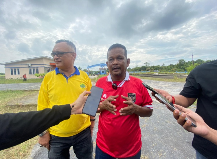 Plt. Kadisprindagkop Lingga, Febrizal Taufik diwawancarai. (Dok. Beritalingga.com)
