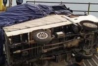 Potret mobil pick up yang terguling di pelabuhan roro jagoh membawa sembako dan minumal beralkohol ilegal. (Foto: Istimewa)
