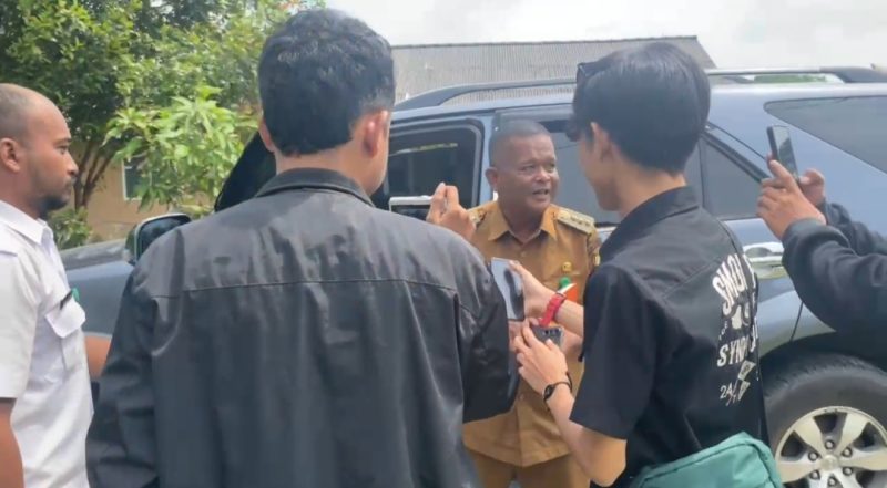 Plt. Kadisprindagkop Lingga, Febrizal Taufik, saat diwawancarai. (Dok. Beritalingga)