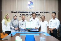Foto bersama MoU Dinsos dan Diskominfo Lingga. (Foto: Diskominfo)