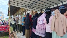 Potret antrian warga di Bazar Pasar Murah yang digelar oleh Perumda Air Minum Tirta Lingga di Implasment Dabo Singkep. (Foto: Wandi)