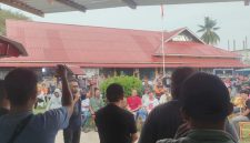 Aksi damai puluhan masa yang tergabung bersama F-Petir di depan kantor Bapenda Lingga. (Foto: Beritalingga/Yud)