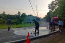 Petugas damkar membersihkan tumpahan solar di Jalan Garuda dabo. (Foto: Beritalingga/Yud/Ikmal)